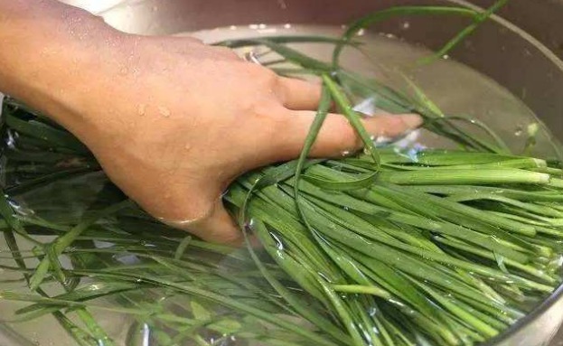 冲洗|洗韭菜,只用水冲等于没洗!教你1招,洗去农残,鲜嫩美味又干净