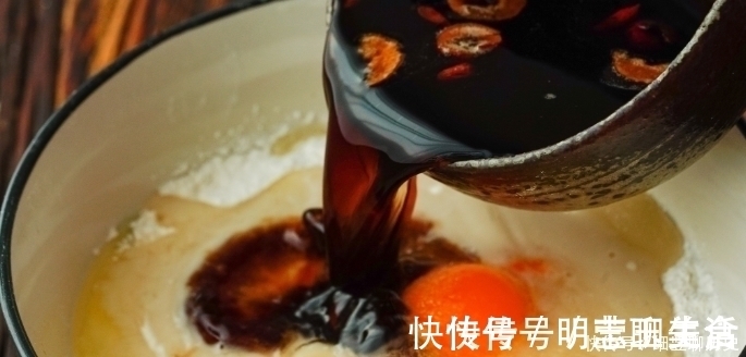 香甜|一碗面粉四个鸡蛋,无需揉面发酵,松软香甜,一出锅全家抢着吃!