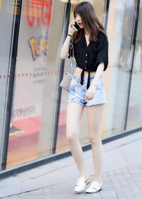 街拍：白色上衣搭配黑色九分裤，小姐姐想不好看都难