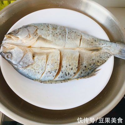 低调|学会这道清蒸海鲈鱼，想低调都不行