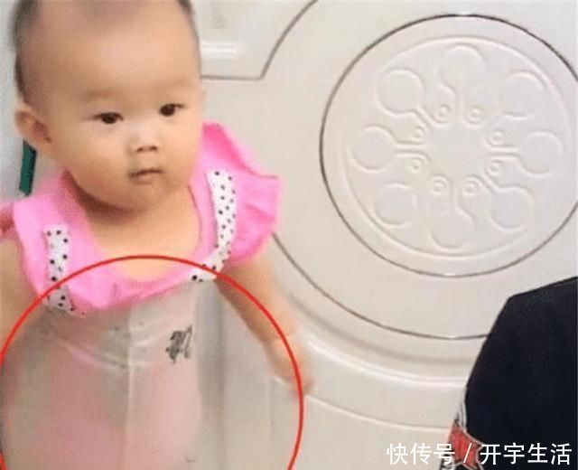 爸妈|“带娃鬼才”火了,哥哥玩游戏把妹妹挂门上,网友确认是亲哥