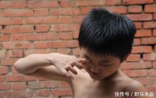 用水冲|3岁孩子把石灰撒进眼睛里,妈妈不敢用水冲洗,事后医生骂无知