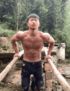 农村|这位从农村里走出来的肌肉男，到底什么水平？