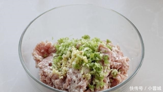 饺子皮|自制煎制锅贴2个窍门，和面加水要多次，小火慢煎用水淀粉