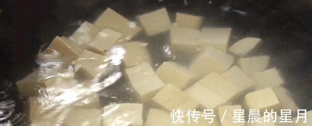 大虾别再炒着吃,加一块豆腐一次炖一锅,孩子爱吃个子长得快!