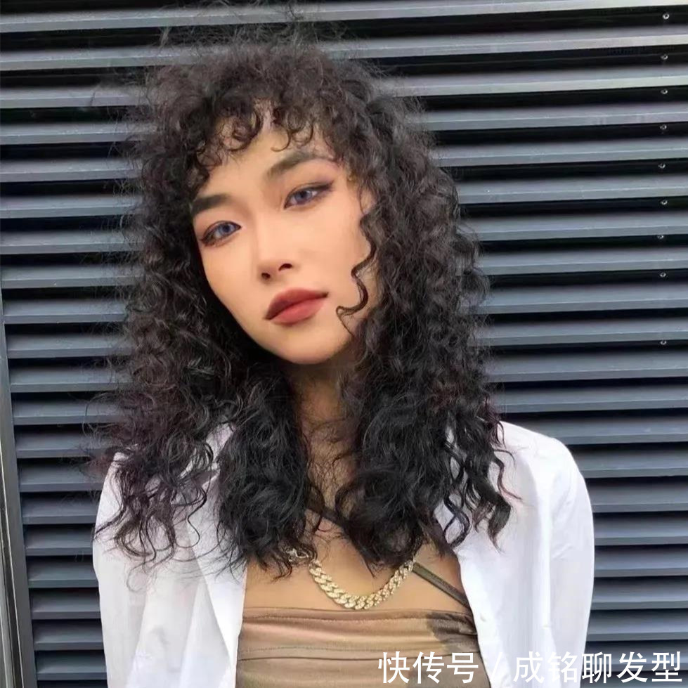 卷形|别再烫大波浪了,今年流行“法式羊毛卷”,显发量又小颜,超洋气