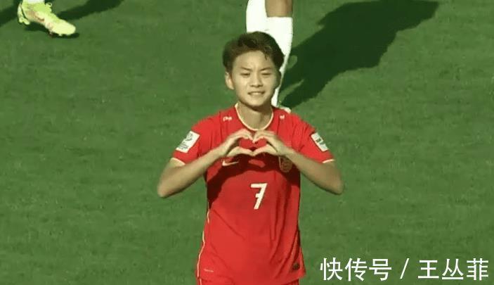 天才|中国国家队2022首球诞生!王霜136秒闪击后比心,00后天才闪耀