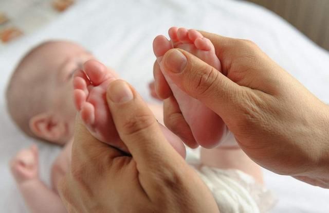 地方|如果家长经常抚摸宝宝这2个地方 宝宝长大会变得更聪明哦