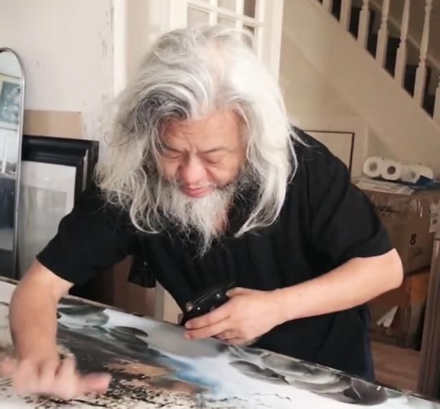 作画|他用“脸蛋”画画,6个月收获80万粉丝,网友:值了!