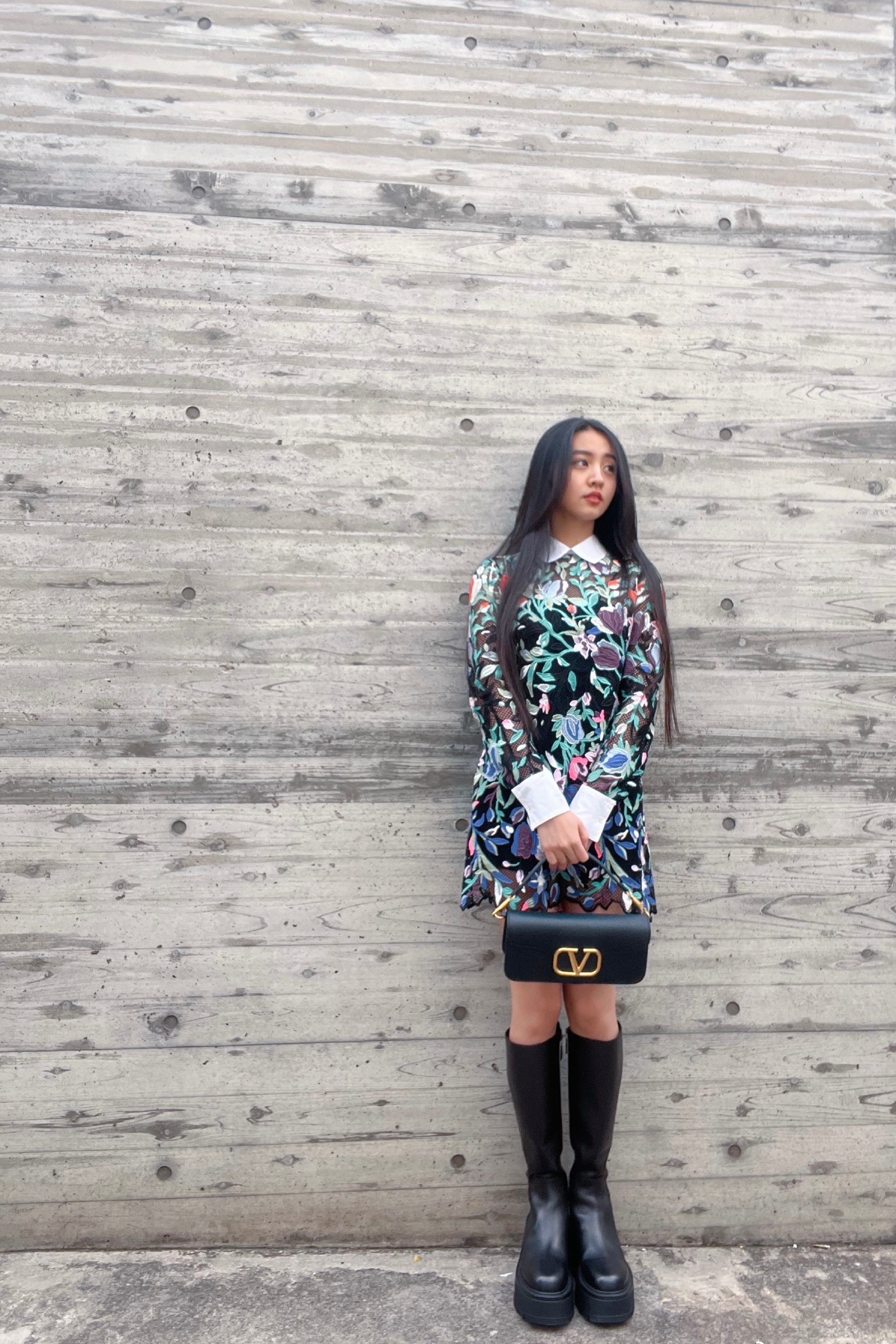 美少|美少女木村光希晒出一组街拍,她穿了一件蓝绿色印花连衣裙