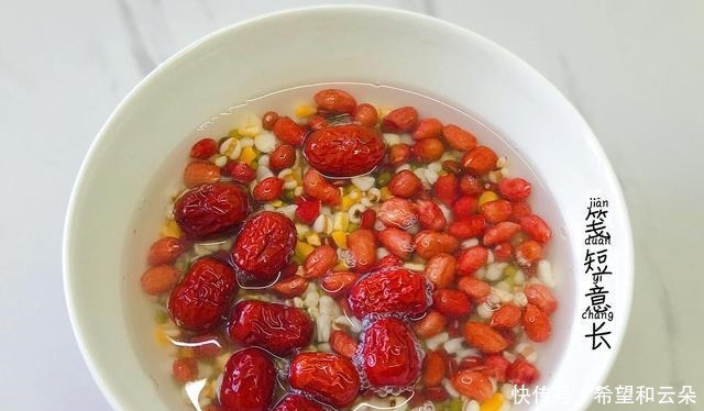 腊八粥必须放8种米吗“红绿黄白黑”寓意吉祥，喝一碗平安暖心