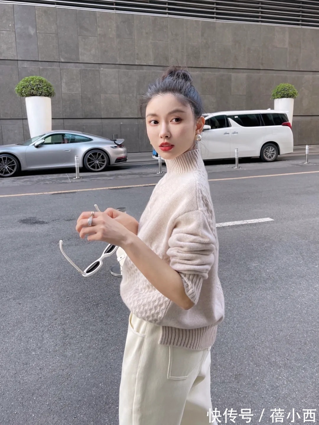 保暖|秋天怎样穿才保暖又时髦?搭配公式“毛衣+牛仔裤”,简约又高级