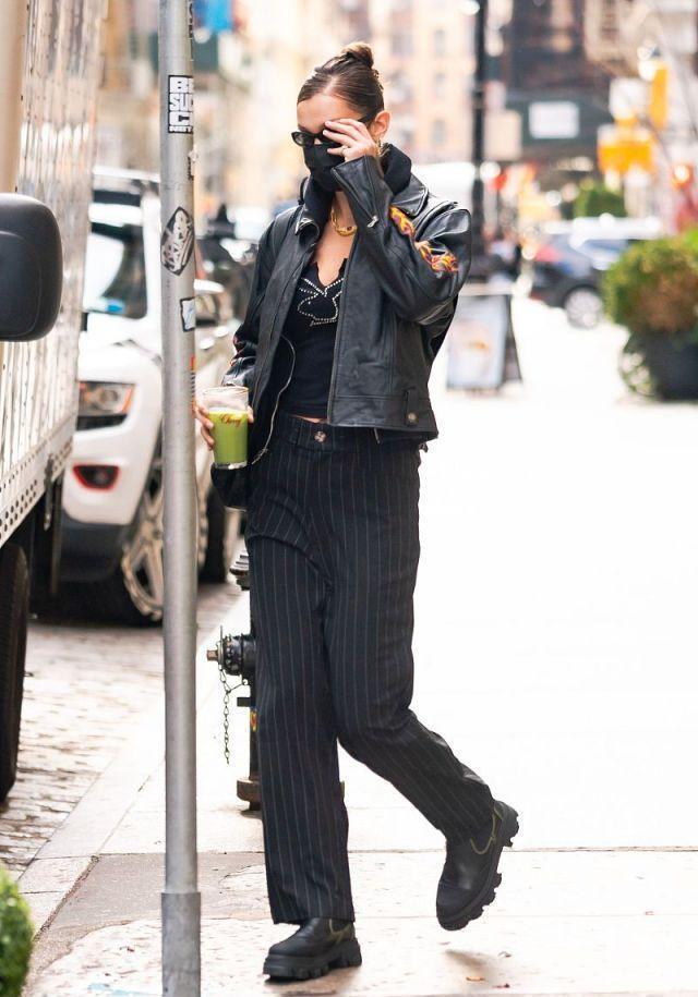 贝拉|贝拉哈迪德穿黑色皮衣搭配黑色条纹裤, 扎丸子头, 又酷又拉风