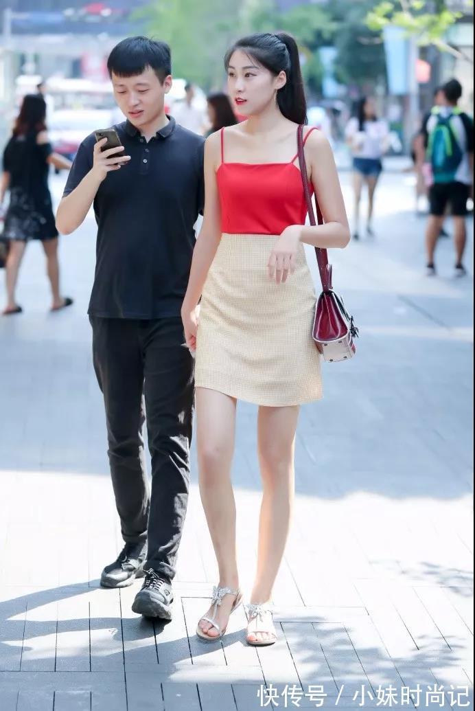 路人 街拍路人,引领时尚潮流的穿衣技巧,让你秒变小清新