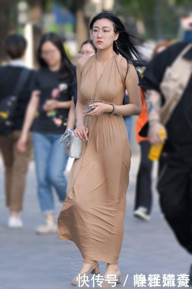 街拍:美丽大方的小姐姐街头演绎“背影时尚”,独具优雅的气场