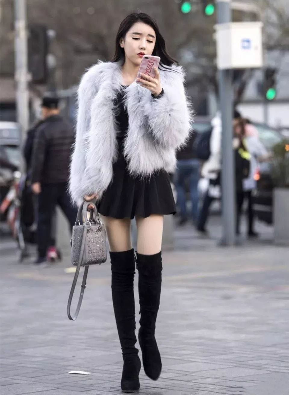 搭配|秋冬的时尚奢华穿搭, 皮草短外套+过膝长靴搭配, 大方减龄显气质