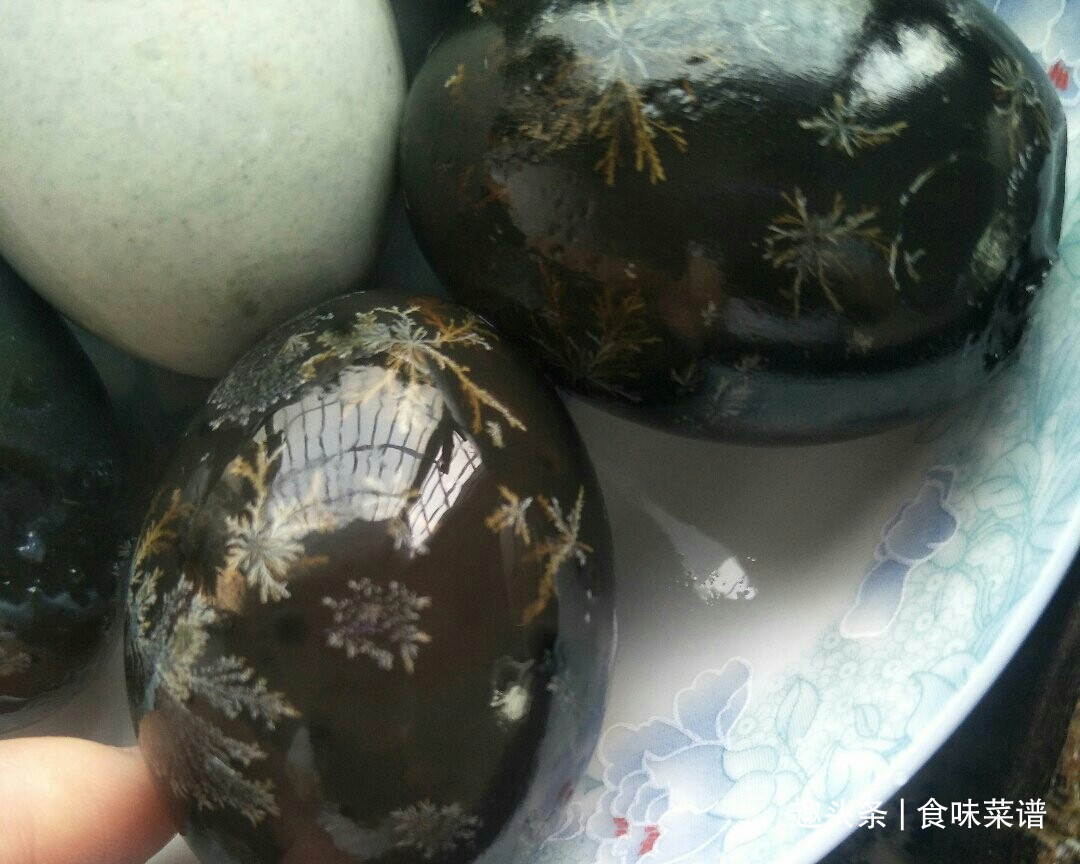 饭店的凉拌皮蛋为什么好吃秘诀就在于调料汁,不腥不涩美味翻倍