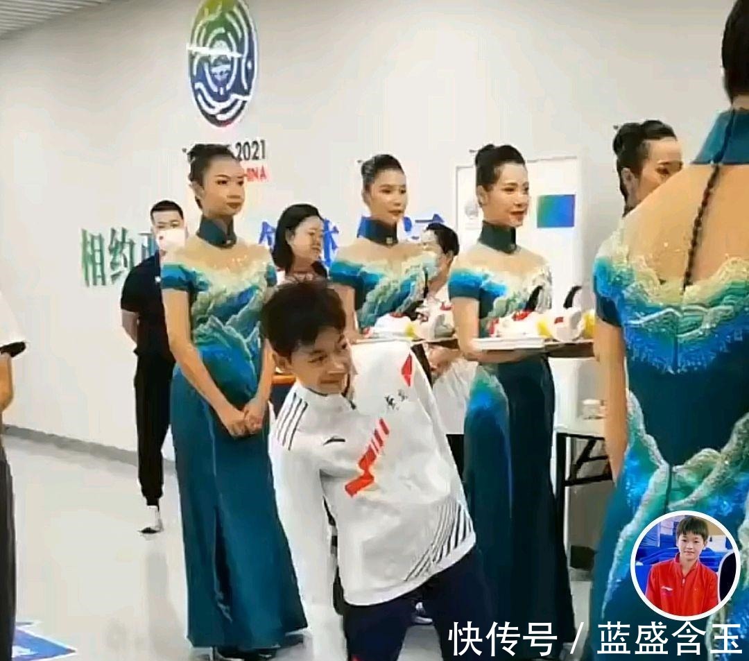 小小年纪|被一群美女簇拥！全红婵故意歪着身子偷窥，站直了后一顿搞笑摆拍！