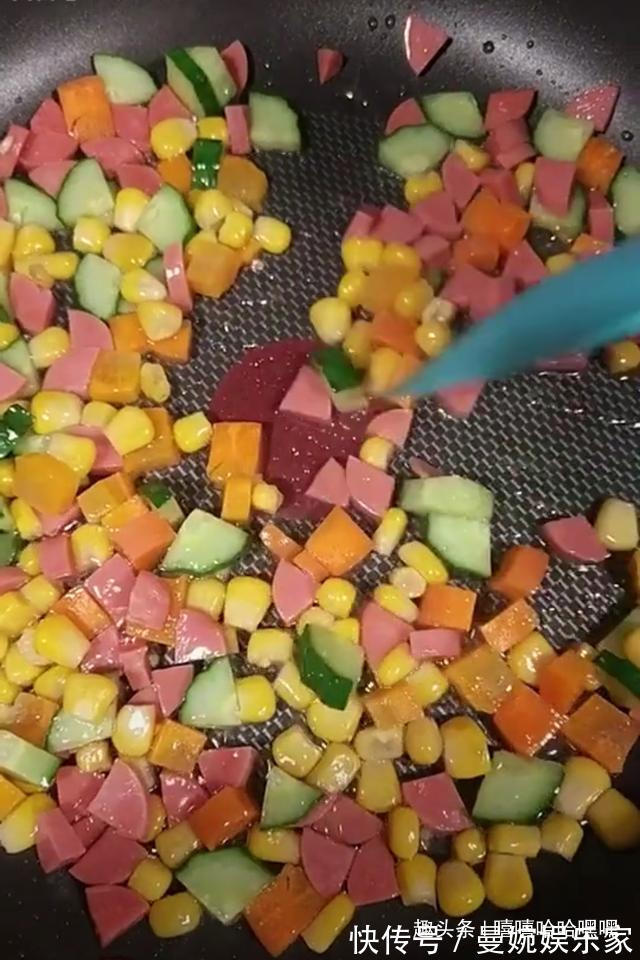 造型|造型可爱，蛋皮金黄，吃到嘴里一瞬间，让人流连忘返，美味蛋包饭