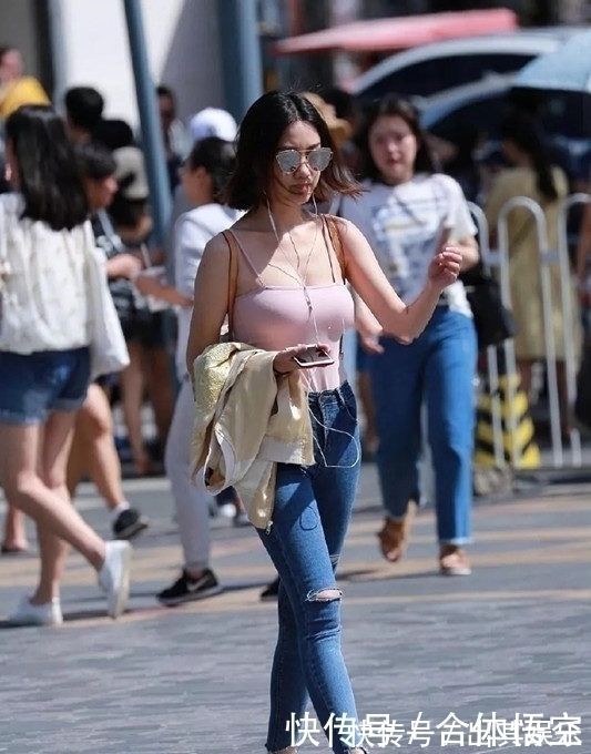 百搭|美女的优雅穿搭,牛仔裤展示秀丽身材,时尚可人充满精致感