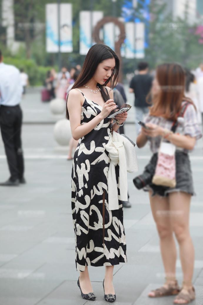 街拍书香气质的小姐姐,自己在裙子上“作画”,才女就是不一样