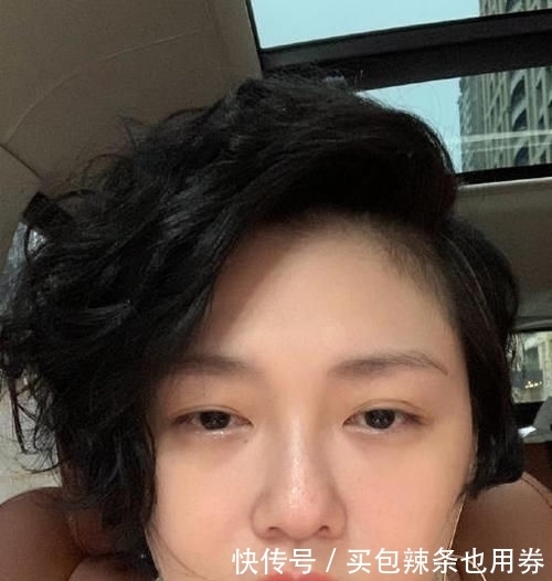 百褶裙|44岁大S素颜吓人网友这个大妈是谁针织衫+百褶裙超时髦