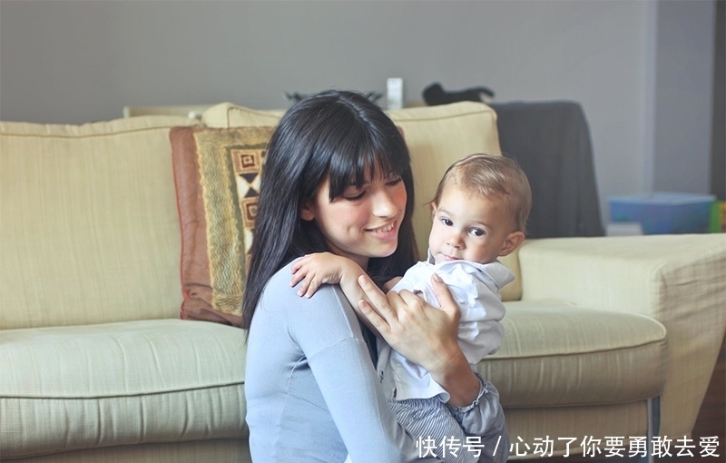 高需求宝宝|宝宝睡醒后自己瞪着眼玩,当你看他一眼后,他就躺不住了,开始哭,这是为什么?