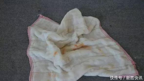 清洁|厨房的抹布“油腻腻”向婆婆讨教一招，扔水里泡，再脏也能干净