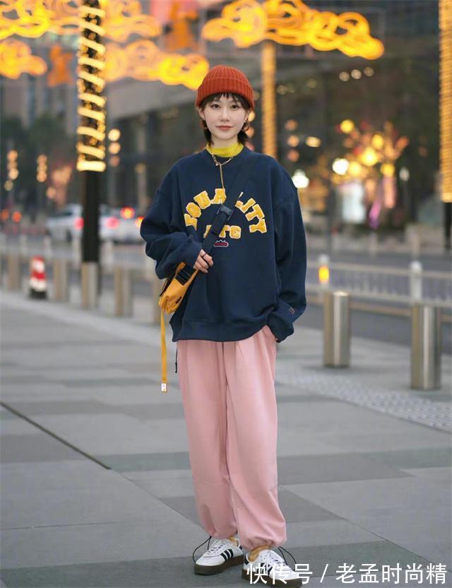 典例 秋天卫衣怎么穿?除了不搭牛仔裤,这“3种”下装都可以,特时髦