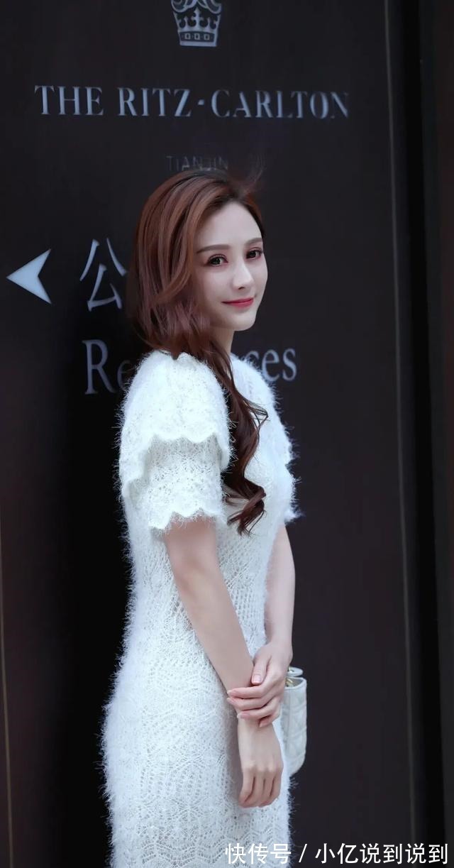 丹儿 夏末秋初的甜美风穿搭,白色短袖针织连衣裙,优雅大方显气质!