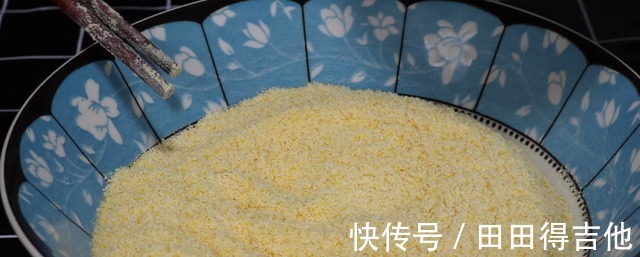 吃法|玉米面倒进滚烫的锅中，秒变美食，比油条还好吃，吃得太香了！