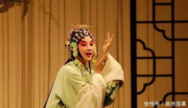 戏子|皇帝盯着女戏子梳妆,女戏子抬头笑问7个字,立马被杖毙!