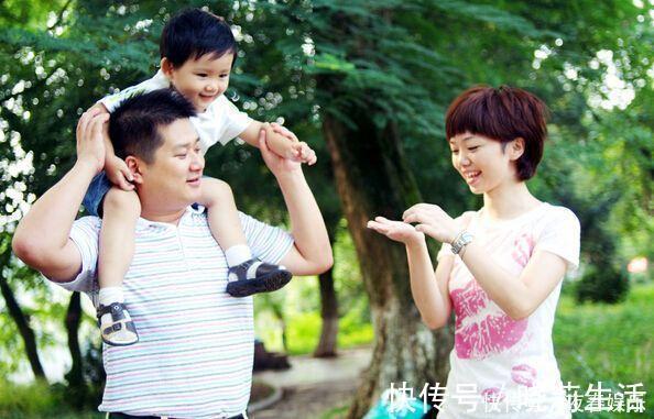 爸爸|爸爸开口唱歌,1岁儿子秒变小迷弟,这魔性的表情把全家逗乐了