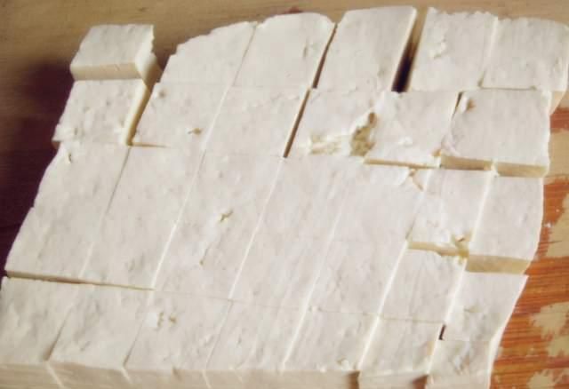 炖鱼汤不可直接加水炖,牢记这3点,鱼汤浓白鲜香,好喝无腥味