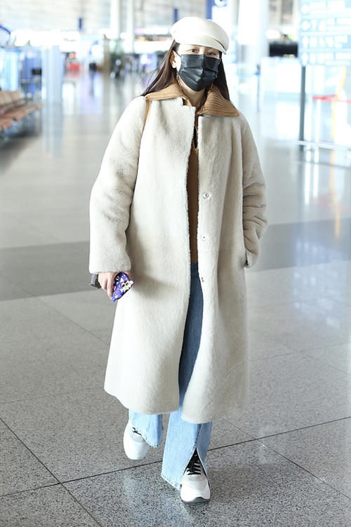 白色大衣真实用，可以优雅高贵，也可以帅气清爽，百搭又时髦