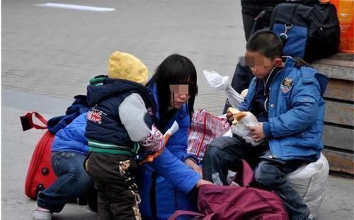 妈妈们|高铁上,母亲“紧拽”俩娃照片被疯传,为母则刚,实在让人感动