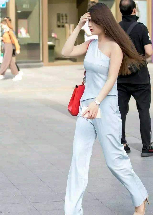 小姐姐 美女脚上一双深紫色的尖头高跟鞋，优雅的双腿被展示的淋漓尽致