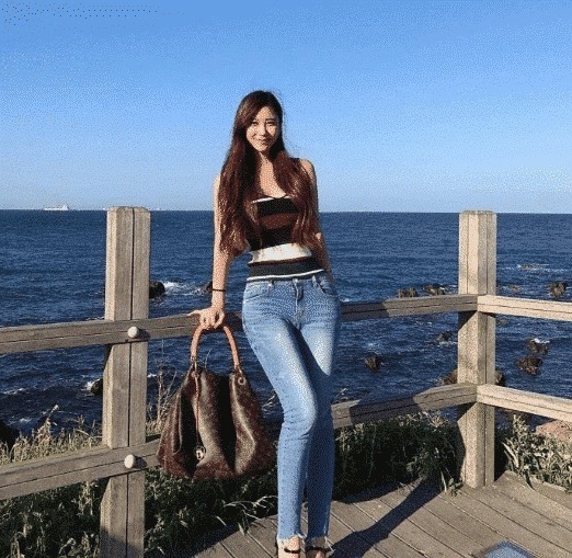 街拍牛仔裤穿搭,微胖的身材也可以穿搭很自信