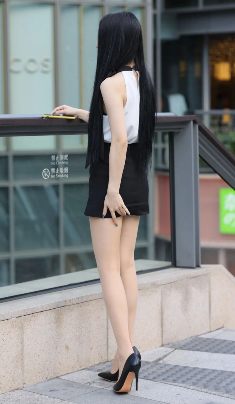 高跟鞋 尖头细高跟和裙子，都是美女的最爱，组合搭配好才能更漂亮