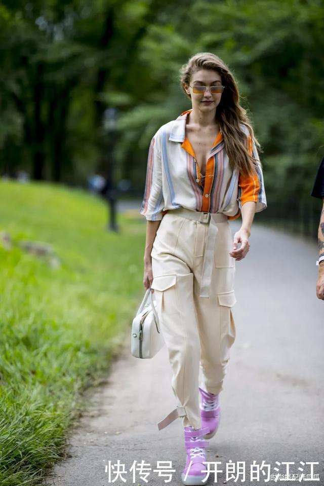 小黑裤已过时,今年流行“灯笼裤”,适合中年女人,确实减龄美