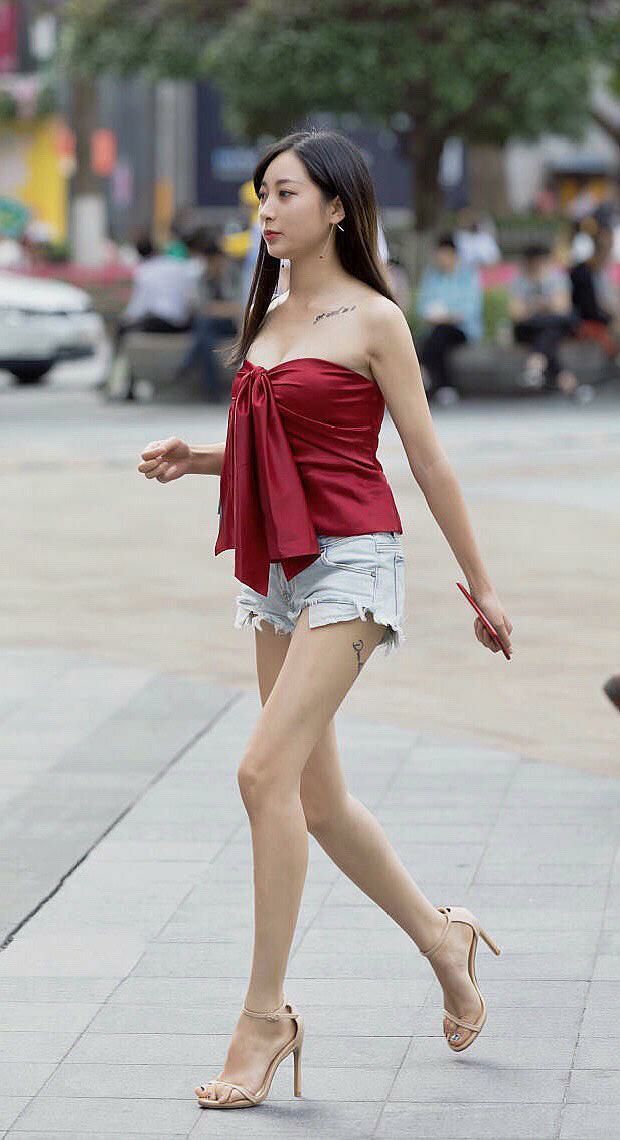  新潮|街拍：打扮时尚新潮的美女，婀娜多姿，图7的美女特别养眼