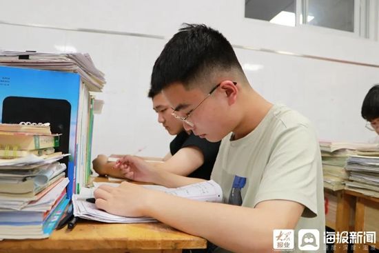 毕业|岚山一名老师在学生即将毕业时收到一百多封信