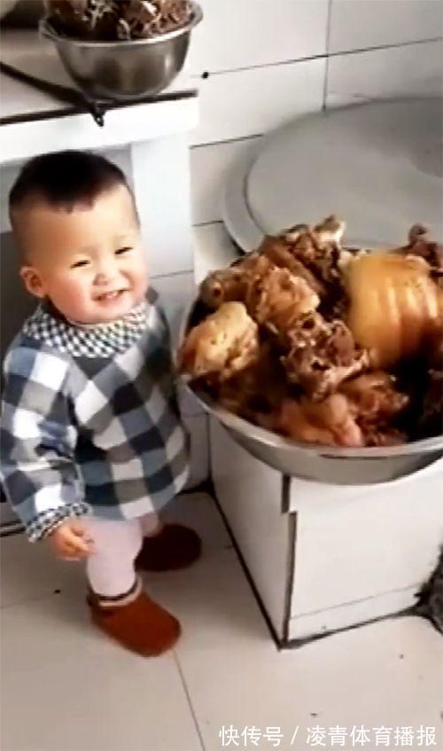 厨房|宝宝不见了,听到爸爸在厨房哈哈大笑,妈妈推门一看,哭笑不得