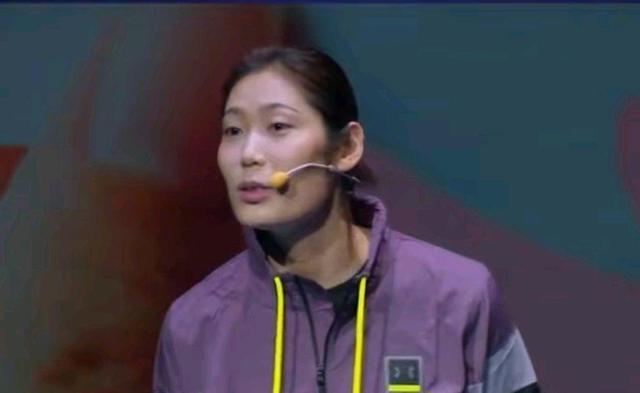婚姻|女球迷问朱婷婚姻问题!女排队长一脸尴尬,笑着给出球迷确切答案
