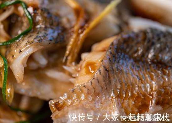 清蒸鱼|做清蒸鱼,放盐还是生抽都不放,教你正确做法,鱼肉鲜美滑嫩
