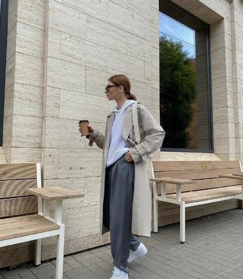 最近火了一种穿法:卫衣+小脚裤,洋气显瘦,承包整个春季的时尚