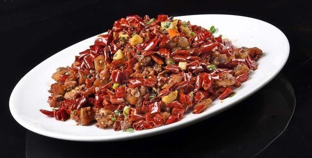 辣子鸡切记多加一步，不仅外酥里嫩，而且又香又辣，让人直流口水