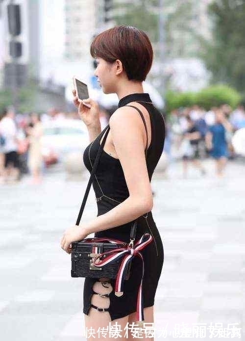 小姐姐|街拍:丰腴美女利落的短发穿紧身连衣裙,展现凹凸有致的身材!