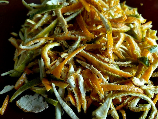 利用橘子皮做“橘子水”,喝了它以后,花儿会像打了激素般疯长