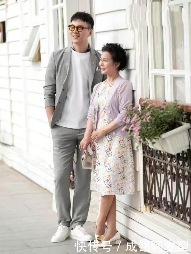 穿搭|60岁女人别总穿“奶奶装”，这位奶奶用穿搭诠释美丽，时髦又优雅